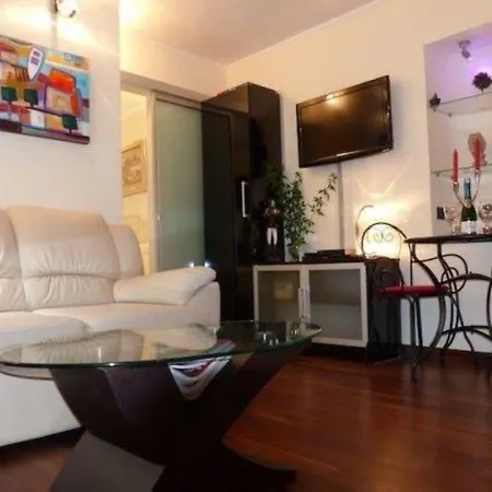 Impeccable 1-bed In Center Of *