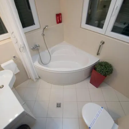 Impeccable 1-bed In Center Of Apartment Split