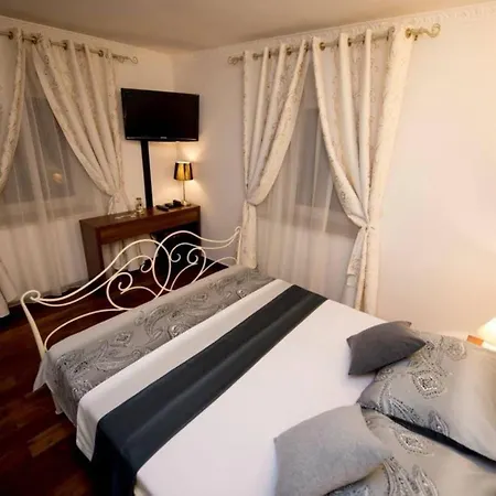 Impeccable 1-bed In Center Of * Split