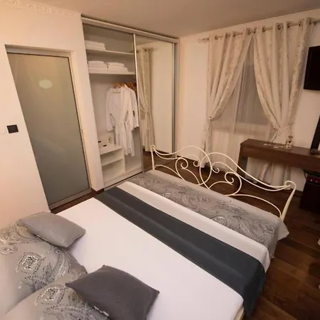 Impeccable 1-bed In Center Of Split