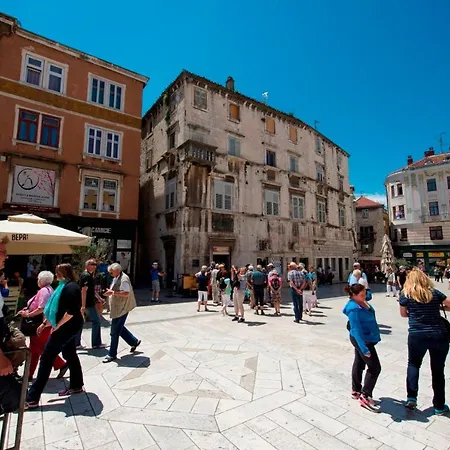 Impeccable 1-bed In Center Of Split