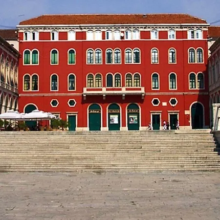 Impeccable 1-bed In Center Of