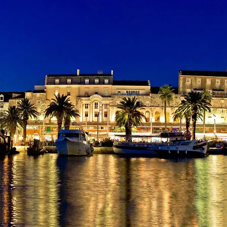 Impeccable 1-bed In Center Of * Split