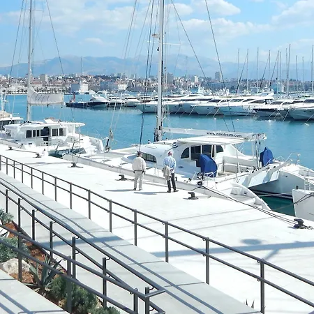 Impeccable 1-bed In Center Of Split