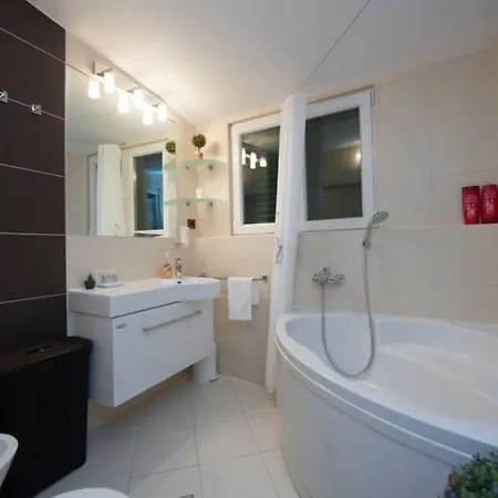 Impeccable 1-bed In Center Of