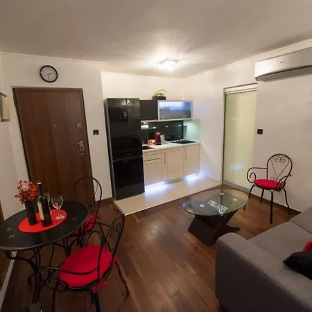 Impeccable 1-bed In Center Of Split