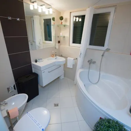Impeccable 1-bed In Center Of *